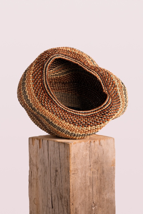 Cesta de arte con guijarros