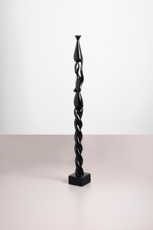 Sculpture de femme portant un pot