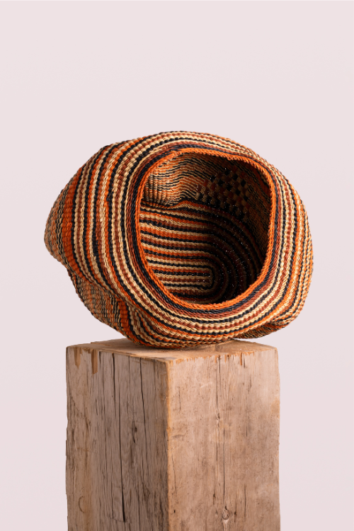 Cesta de arte con guijarros