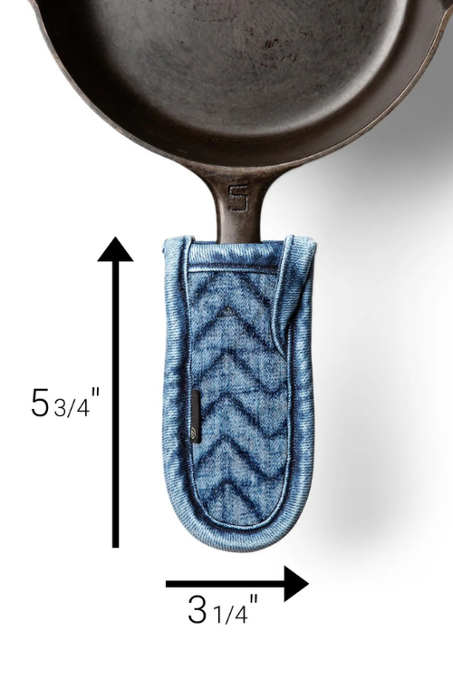 Mi cocina Denim Herringbone Quilted Pan Handle Holder with measurements on a white background